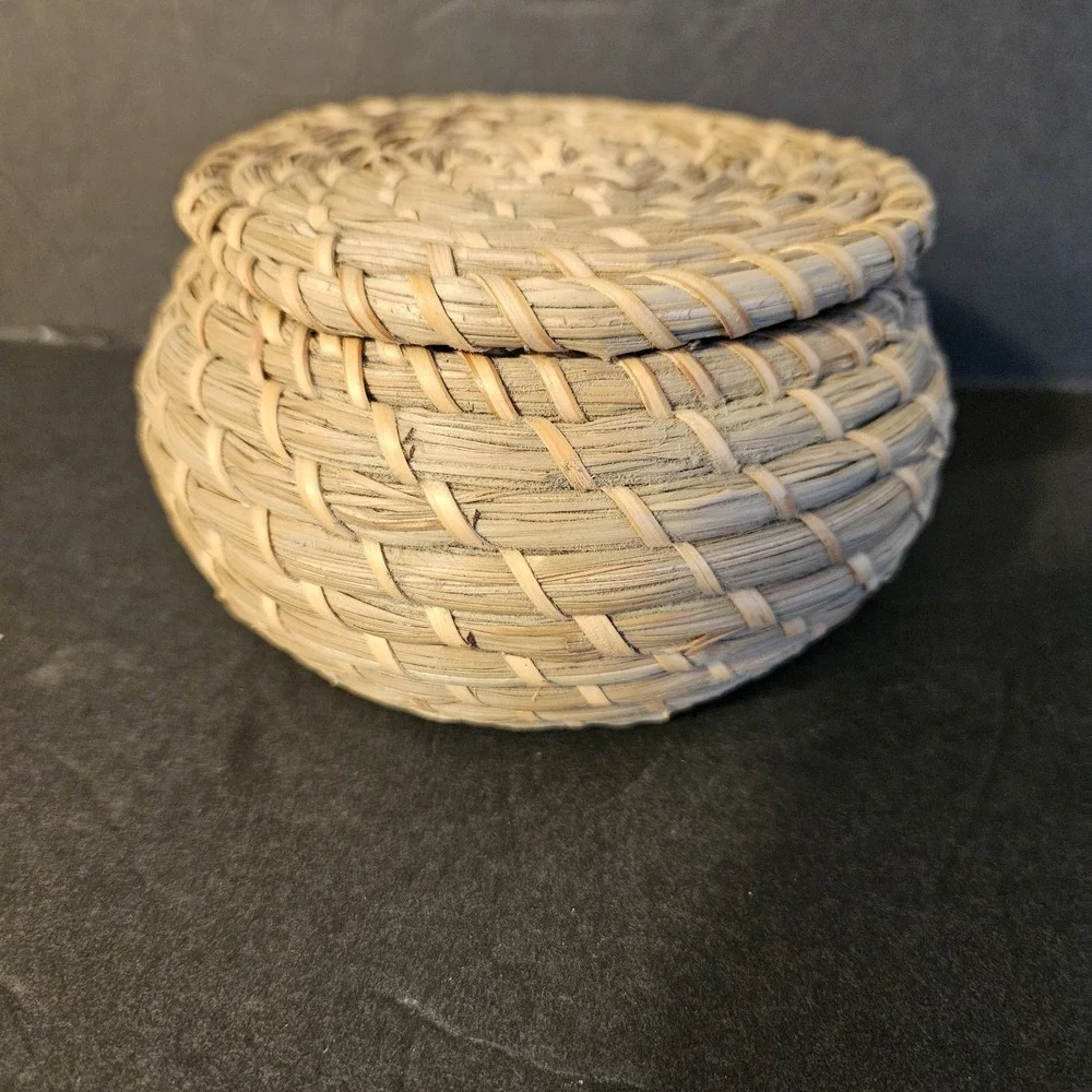 Vintage‎ Small Handwoven Rattan Straw Wicker Basket With Lid Lidded